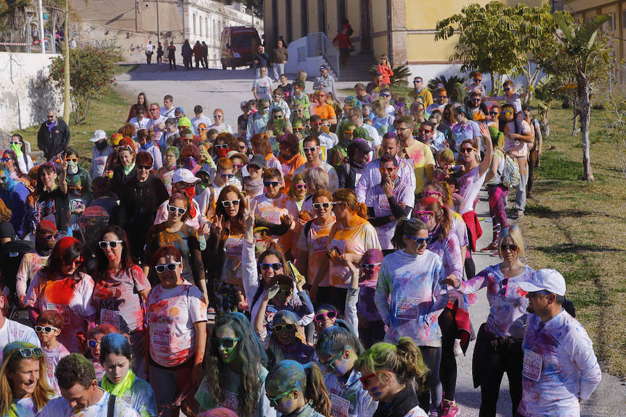 Han sido muchas las familias con niños que se han animado así a empezar el Día de Andalucía corriendo entre polvos de colores. En total, más de 4.000 personas