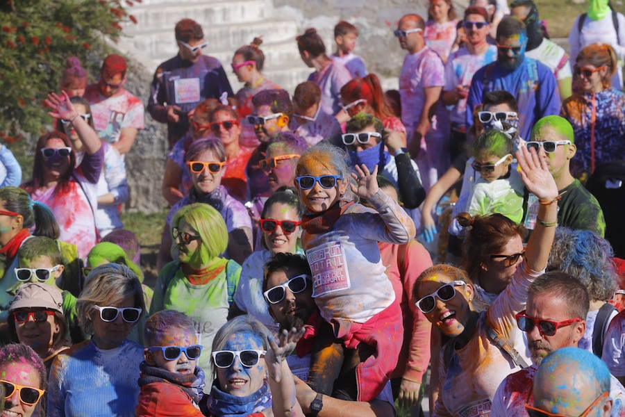 Han sido muchas las familias con niños que se han animado así a empezar el Día de Andalucía corriendo entre polvos de colores. En total, más de 4.000 personas