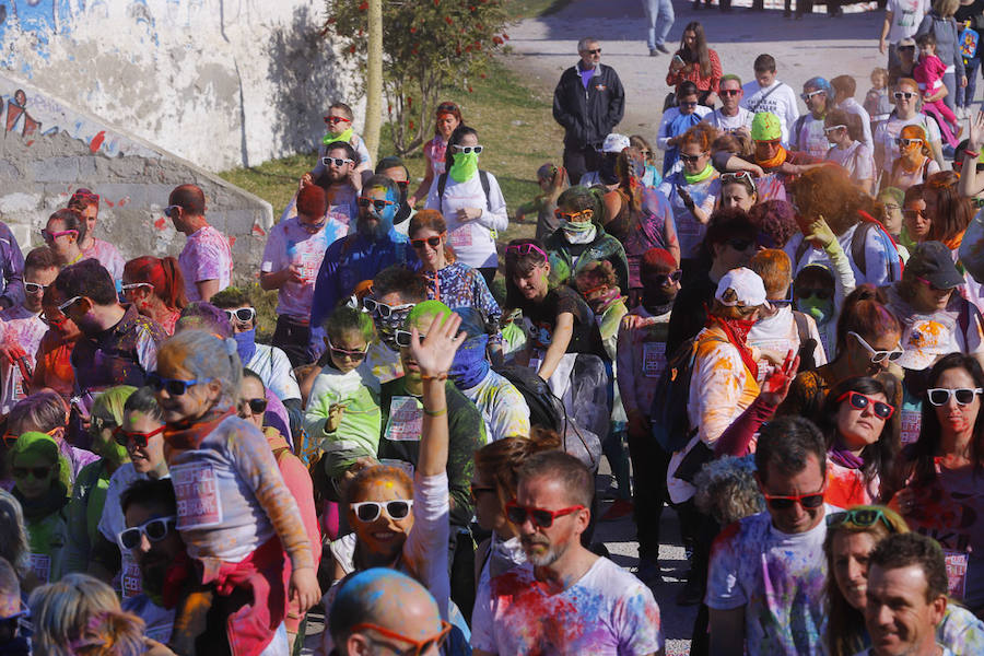 Han sido muchas las familias con niños que se han animado así a empezar el Día de Andalucía corriendo entre polvos de colores. En total, más de 4.000 personas