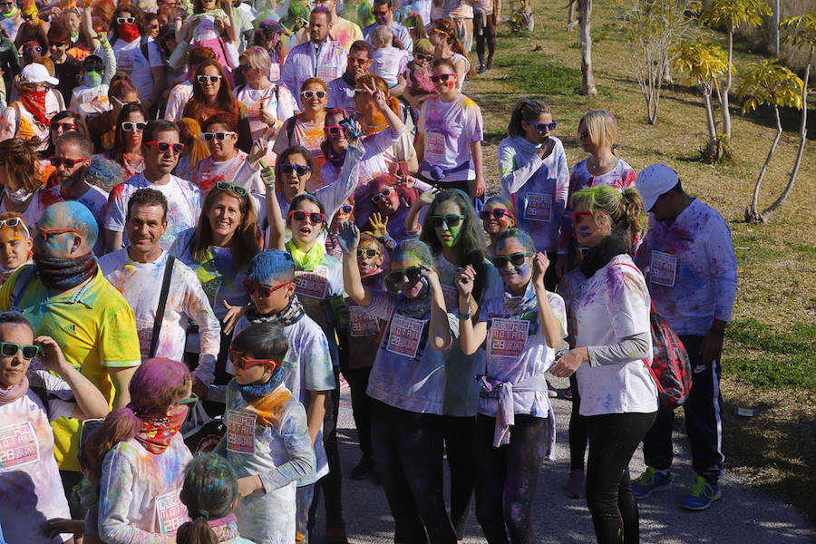 Han sido muchas las familias con niños que se han animado así a empezar el Día de Andalucía corriendo entre polvos de colores. En total, más de 4.000 personas