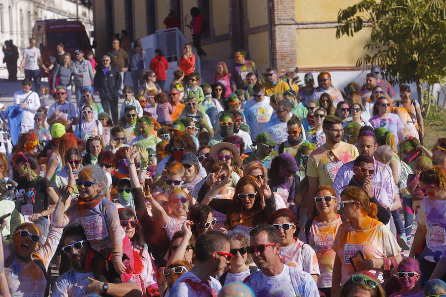 Han sido muchas las familias con niños que se han animado así a empezar el Día de Andalucía corriendo entre polvos de colores. En total, más de 4.000 personas