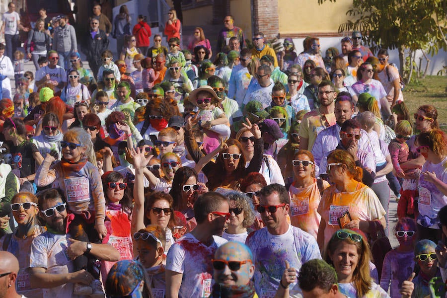 Han sido muchas las familias con niños que se han animado así a empezar el Día de Andalucía corriendo entre polvos de colores. En total, más de 4.000 personas