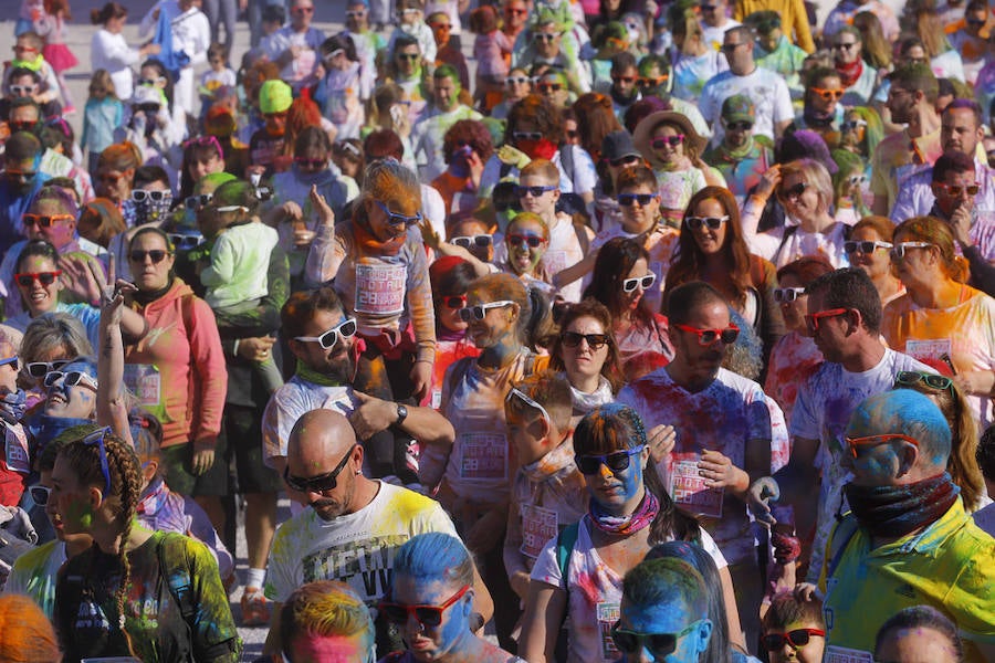 Han sido muchas las familias con niños que se han animado así a empezar el Día de Andalucía corriendo entre polvos de colores. En total, más de 4.000 personas