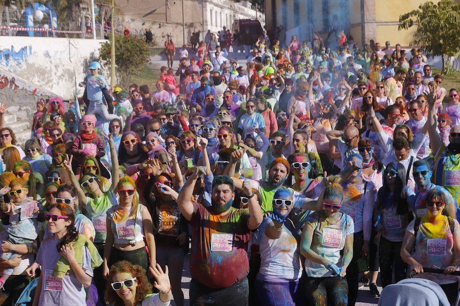 Han sido muchas las familias con niños que se han animado así a empezar el Día de Andalucía corriendo entre polvos de colores. En total, más de 4.000 personas