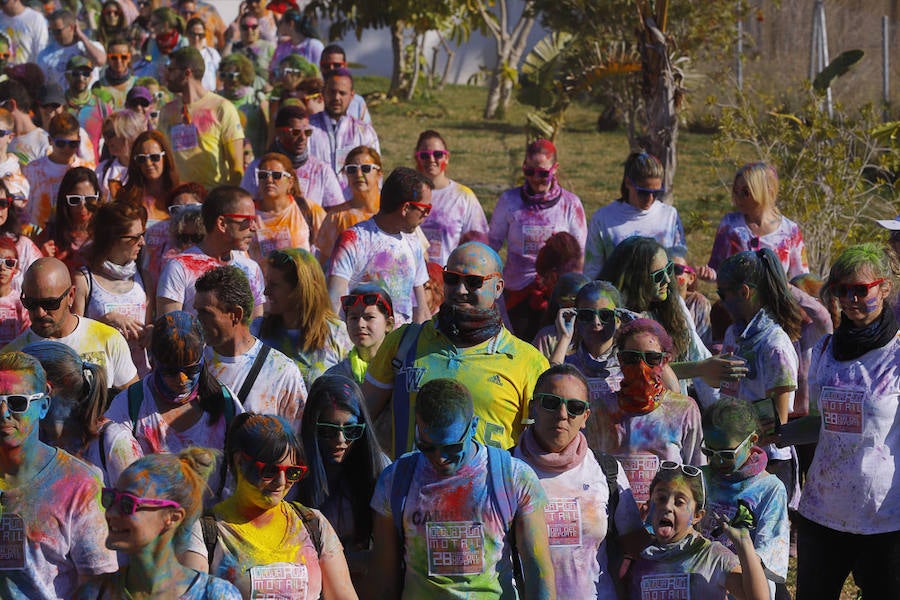 Han sido muchas las familias con niños que se han animado así a empezar el Día de Andalucía corriendo entre polvos de colores. En total, más de 4.000 personas