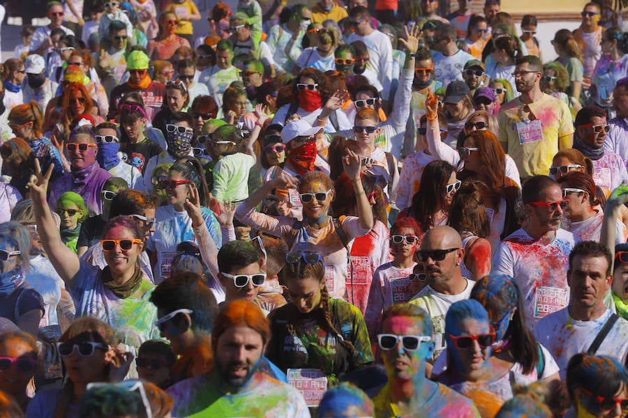 Han sido muchas las familias con niños que se han animado así a empezar el Día de Andalucía corriendo entre polvos de colores. En total, más de 4.000 personas