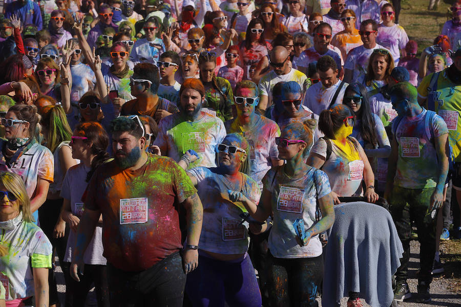 Han sido muchas las familias con niños que se han animado así a empezar el Día de Andalucía corriendo entre polvos de colores. En total, más de 4.000 personas