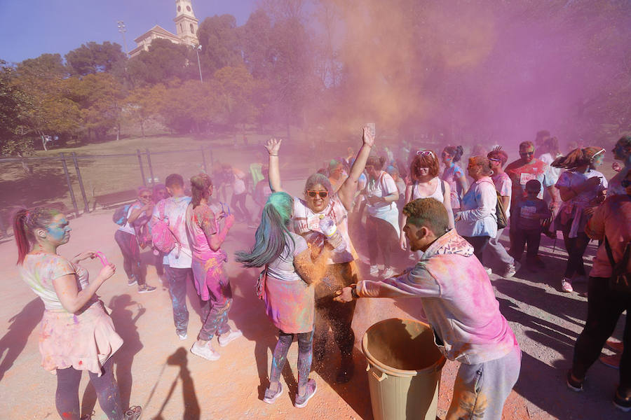 Han sido muchas las familias con niños que se han animado así a empezar el Día de Andalucía corriendo entre polvos de colores. En total, más de 4.000 personas