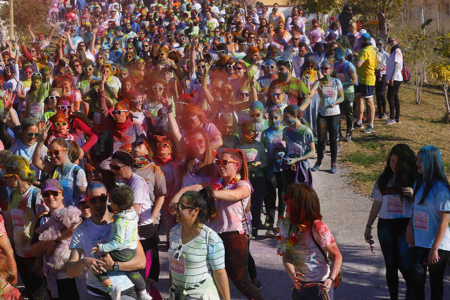 Han sido muchas las familias con niños que se han animado así a empezar el Día de Andalucía corriendo entre polvos de colores. En total, más de 4.000 personas