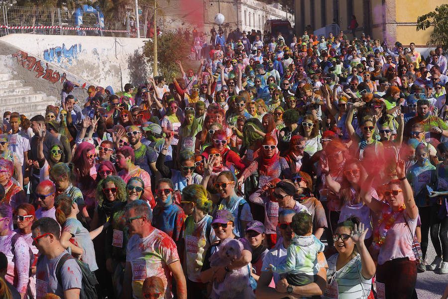 Han sido muchas las familias con niños que se han animado así a empezar el Día de Andalucía corriendo entre polvos de colores. En total, más de 4.000 personas