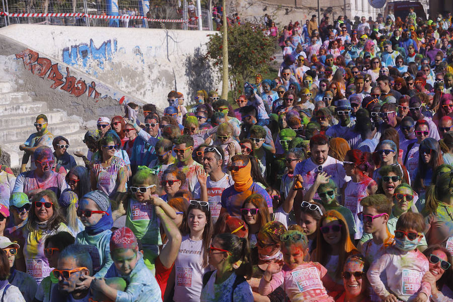 Han sido muchas las familias con niños que se han animado así a empezar el Día de Andalucía corriendo entre polvos de colores. En total, más de 4.000 personas