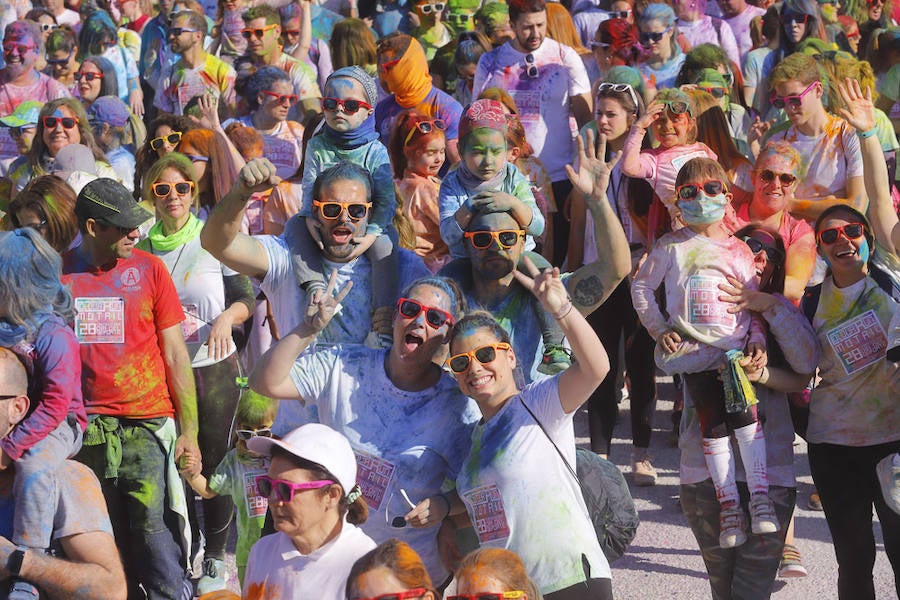 Han sido muchas las familias con niños que se han animado así a empezar el Día de Andalucía corriendo entre polvos de colores. En total, más de 4.000 personas