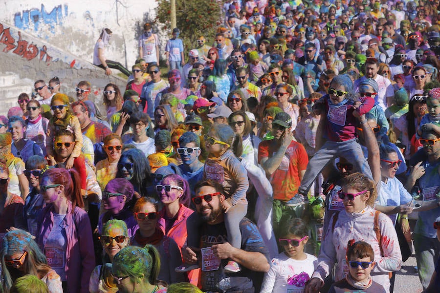 Han sido muchas las familias con niños que se han animado así a empezar el Día de Andalucía corriendo entre polvos de colores. En total, más de 4.000 personas