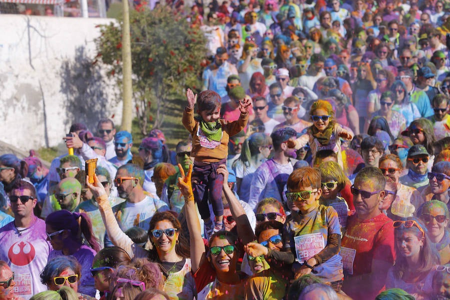 Han sido muchas las familias con niños que se han animado así a empezar el Día de Andalucía corriendo entre polvos de colores. En total, más de 4.000 personas