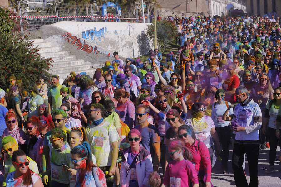 Han sido muchas las familias con niños que se han animado así a empezar el Día de Andalucía corriendo entre polvos de colores. En total, más de 4.000 personas