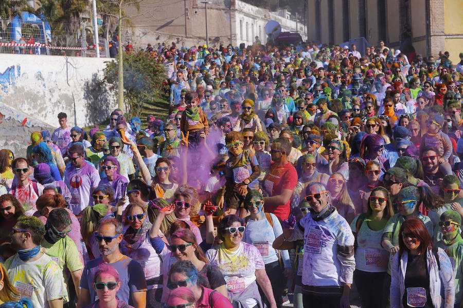 Han sido muchas las familias con niños que se han animado así a empezar el Día de Andalucía corriendo entre polvos de colores. En total, más de 4.000 personas