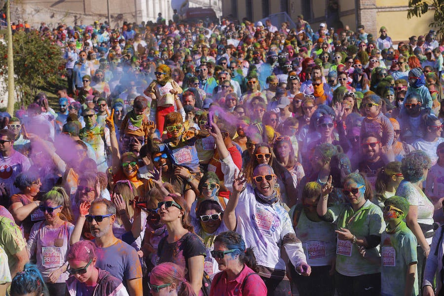 Han sido muchas las familias con niños que se han animado así a empezar el Día de Andalucía corriendo entre polvos de colores. En total, más de 4.000 personas