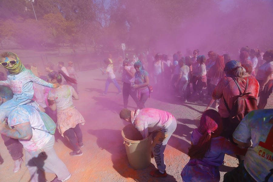 Han sido muchas las familias con niños que se han animado así a empezar el Día de Andalucía corriendo entre polvos de colores. En total, más de 4.000 personas