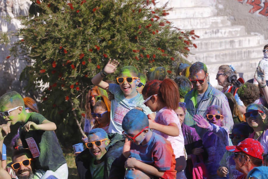 Han sido muchas las familias con niños que se han animado así a empezar el Día de Andalucía corriendo entre polvos de colores. En total, más de 4.000 personas