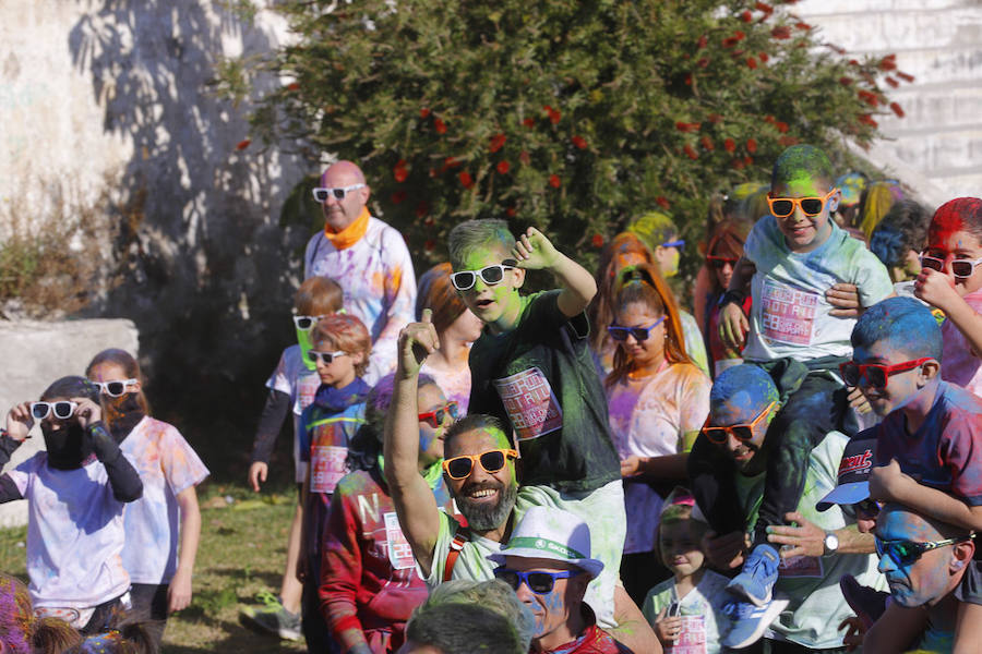 Han sido muchas las familias con niños que se han animado así a empezar el Día de Andalucía corriendo entre polvos de colores. En total, más de 4.000 personas