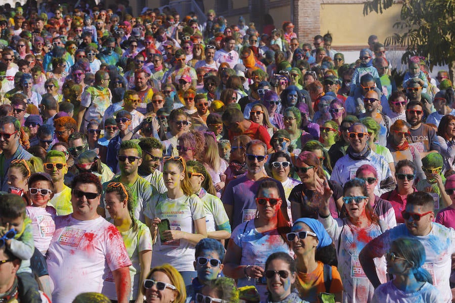 Han sido muchas las familias con niños que se han animado así a empezar el Día de Andalucía corriendo entre polvos de colores. En total, más de 4.000 personas