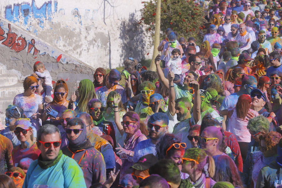 Han sido muchas las familias con niños que se han animado así a empezar el Día de Andalucía corriendo entre polvos de colores. En total, más de 4.000 personas