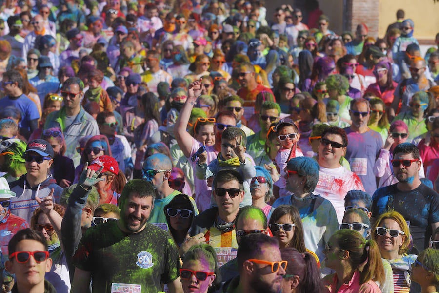 Han sido muchas las familias con niños que se han animado así a empezar el Día de Andalucía corriendo entre polvos de colores. En total, más de 4.000 personas