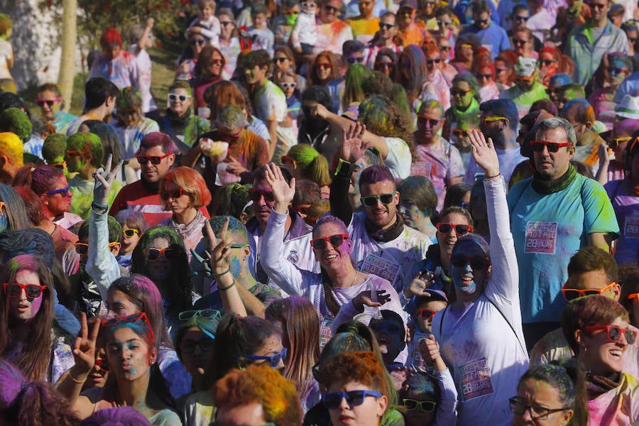 Han sido muchas las familias con niños que se han animado así a empezar el Día de Andalucía corriendo entre polvos de colores. En total, más de 4.000 personas