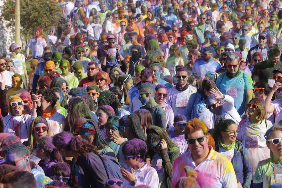 Han sido muchas las familias con niños que se han animado así a empezar el Día de Andalucía corriendo entre polvos de colores. En total, más de 4.000 personas