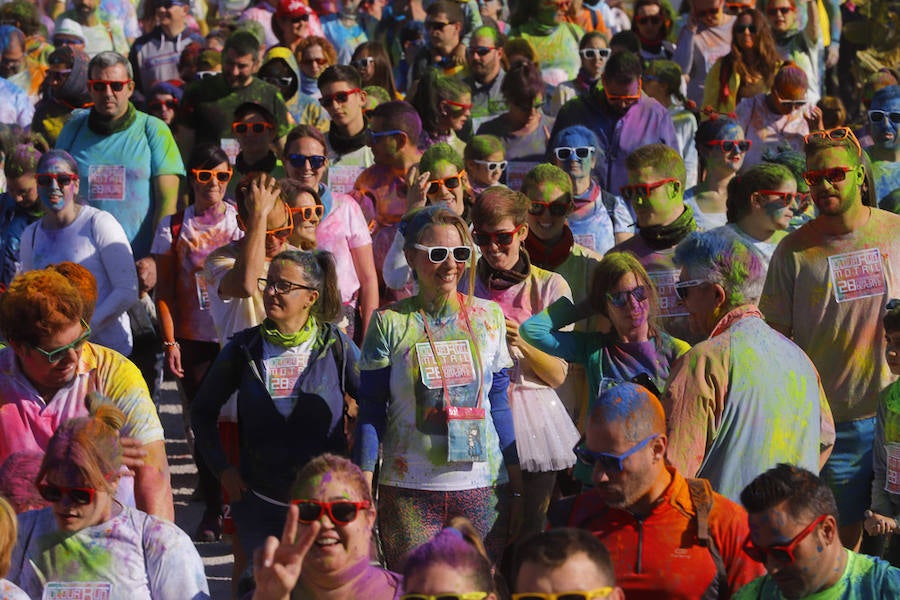 Han sido muchas las familias con niños que se han animado así a empezar el Día de Andalucía corriendo entre polvos de colores. En total, más de 4.000 personas