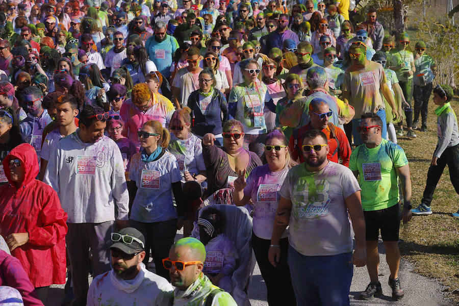 Han sido muchas las familias con niños que se han animado así a empezar el Día de Andalucía corriendo entre polvos de colores. En total, más de 4.000 personas