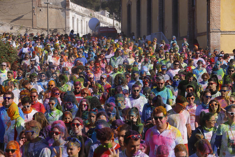 Han sido muchas las familias con niños que se han animado así a empezar el Día de Andalucía corriendo entre polvos de colores. En total, más de 4.000 personas