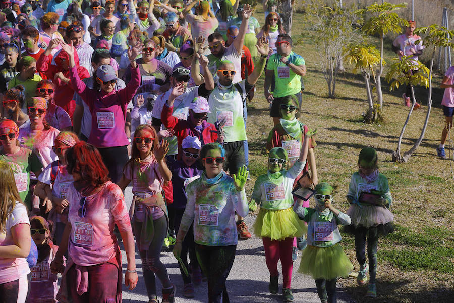 Han sido muchas las familias con niños que se han animado así a empezar el Día de Andalucía corriendo entre polvos de colores. En total, más de 4.000 personas