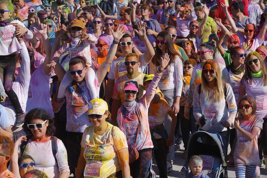 Han sido muchas las familias con niños que se han animado así a empezar el Día de Andalucía corriendo entre polvos de colores. En total, más de 4.000 personas