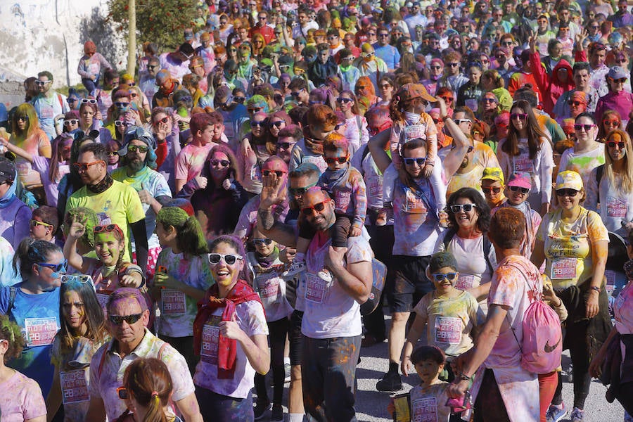 Han sido muchas las familias con niños que se han animado así a empezar el Día de Andalucía corriendo entre polvos de colores. En total, más de 4.000 personas