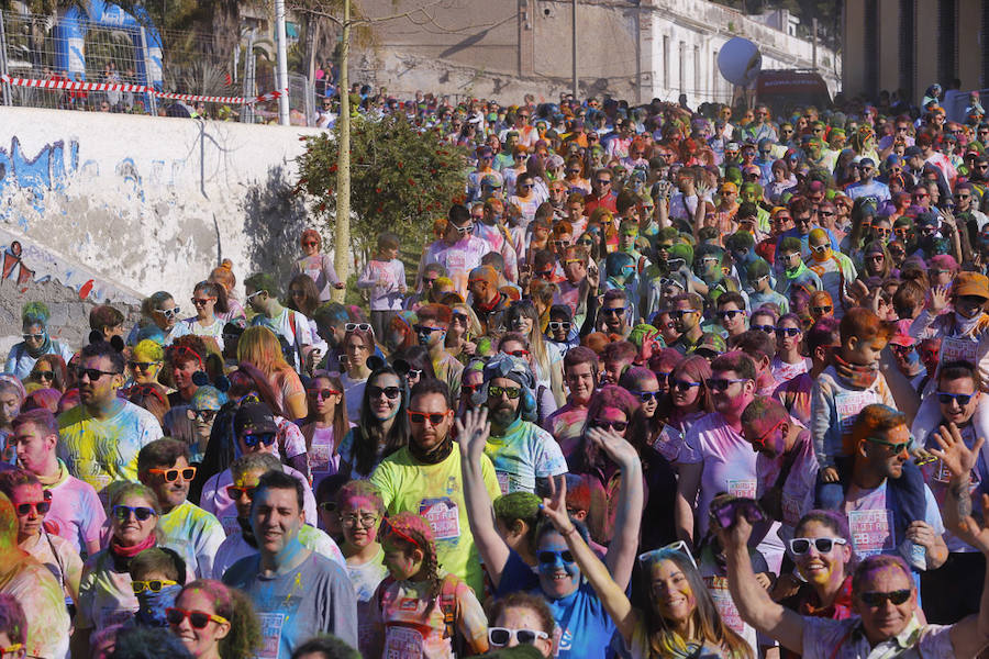 Han sido muchas las familias con niños que se han animado así a empezar el Día de Andalucía corriendo entre polvos de colores. En total, más de 4.000 personas