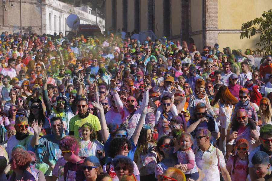 Han sido muchas las familias con niños que se han animado así a empezar el Día de Andalucía corriendo entre polvos de colores. En total, más de 4.000 personas