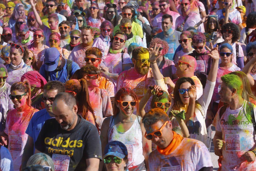 Han sido muchas las familias con niños que se han animado así a empezar el Día de Andalucía corriendo entre polvos de colores. En total, más de 4.000 personas