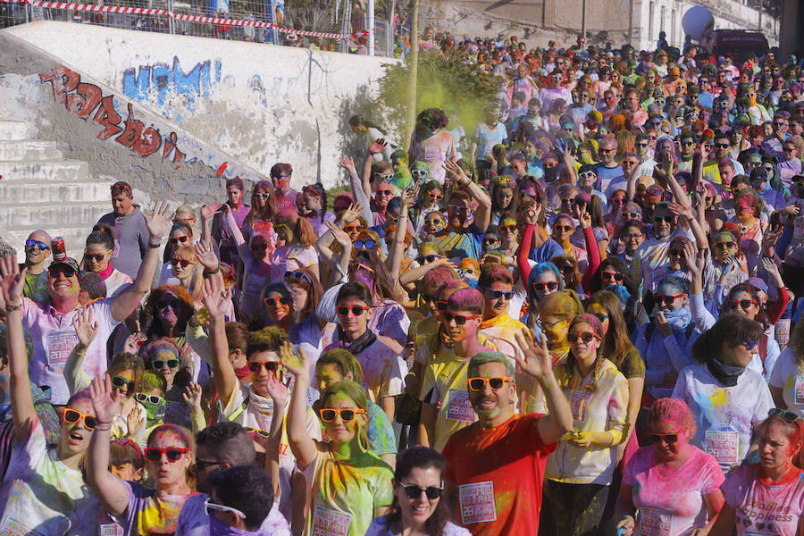 Han sido muchas las familias con niños que se han animado así a empezar el Día de Andalucía corriendo entre polvos de colores. En total, más de 4.000 personas