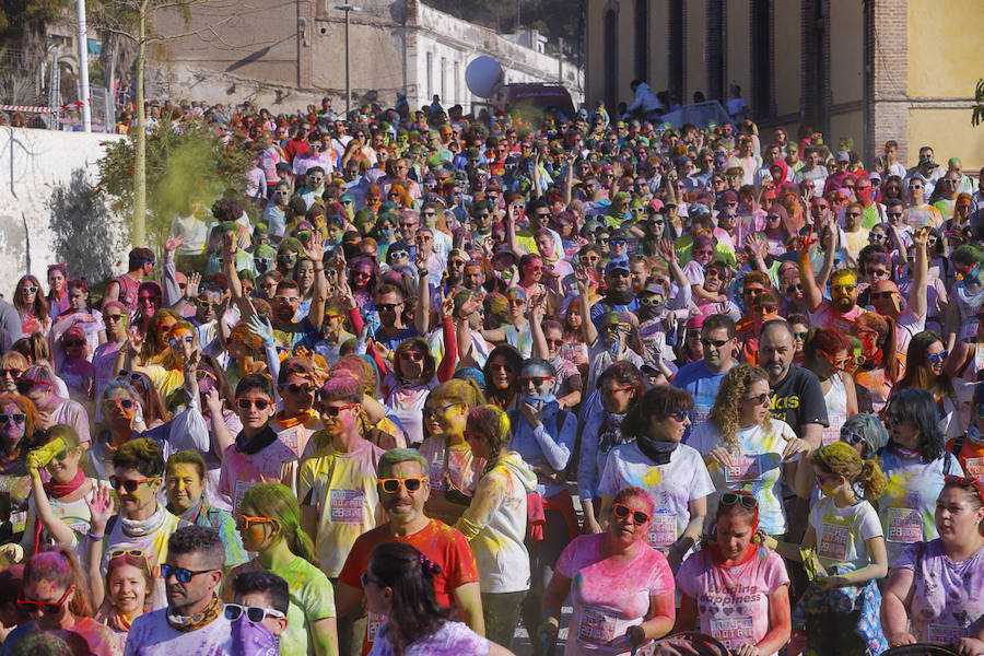 Han sido muchas las familias con niños que se han animado así a empezar el Día de Andalucía corriendo entre polvos de colores. En total, más de 4.000 personas