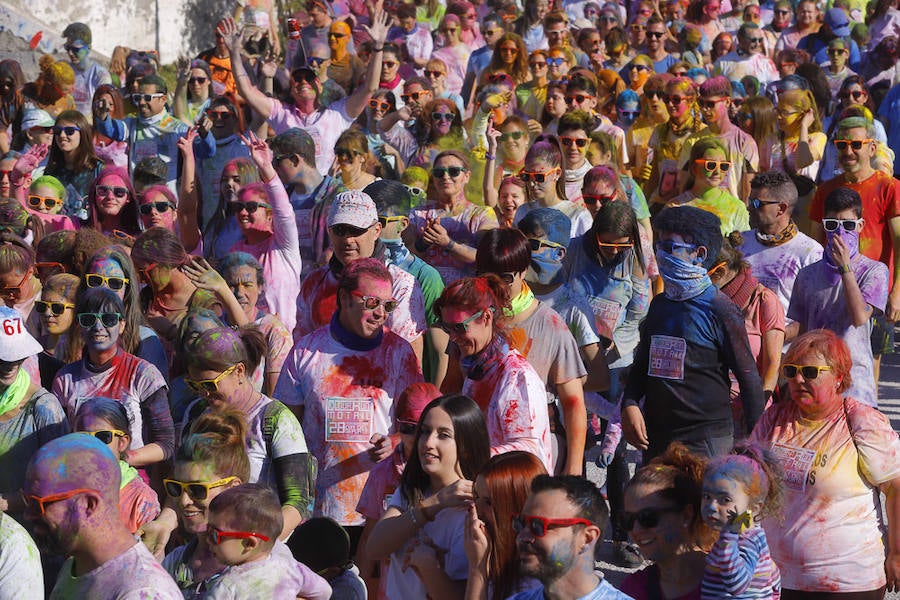 Han sido muchas las familias con niños que se han animado así a empezar el Día de Andalucía corriendo entre polvos de colores. En total, más de 4.000 personas