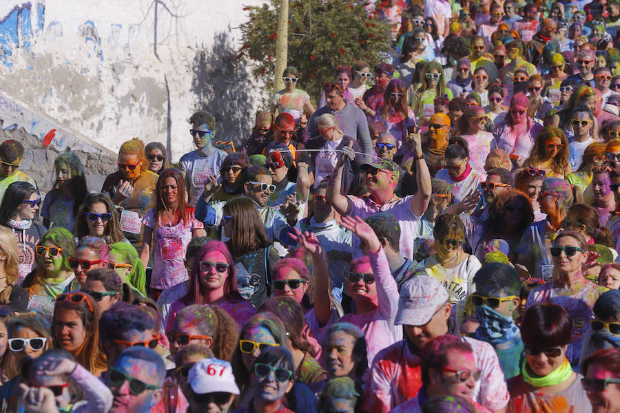 Han sido muchas las familias con niños que se han animado así a empezar el Día de Andalucía corriendo entre polvos de colores. En total, más de 4.000 personas