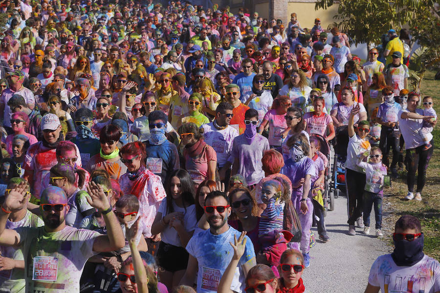 Han sido muchas las familias con niños que se han animado así a empezar el Día de Andalucía corriendo entre polvos de colores. En total, más de 4.000 personas