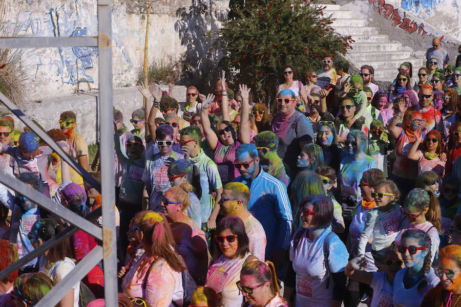 Han sido muchas las familias con niños que se han animado así a empezar el Día de Andalucía corriendo entre polvos de colores. En total, más de 4.000 personas