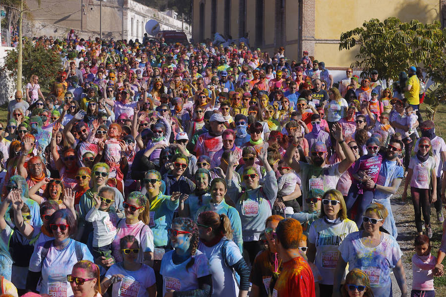 Han sido muchas las familias con niños que se han animado así a empezar el Día de Andalucía corriendo entre polvos de colores. En total, más de 4.000 personas