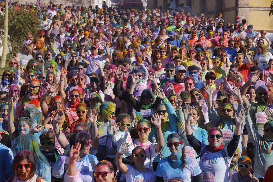 Han sido muchas las familias con niños que se han animado así a empezar el Día de Andalucía corriendo entre polvos de colores. En total, más de 4.000 personas