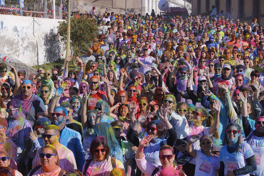 Han sido muchas las familias con niños que se han animado así a empezar el Día de Andalucía corriendo entre polvos de colores. En total, más de 4.000 personas