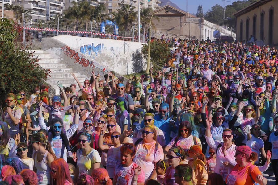 Han sido muchas las familias con niños que se han animado así a empezar el Día de Andalucía corriendo entre polvos de colores. En total, más de 4.000 personas