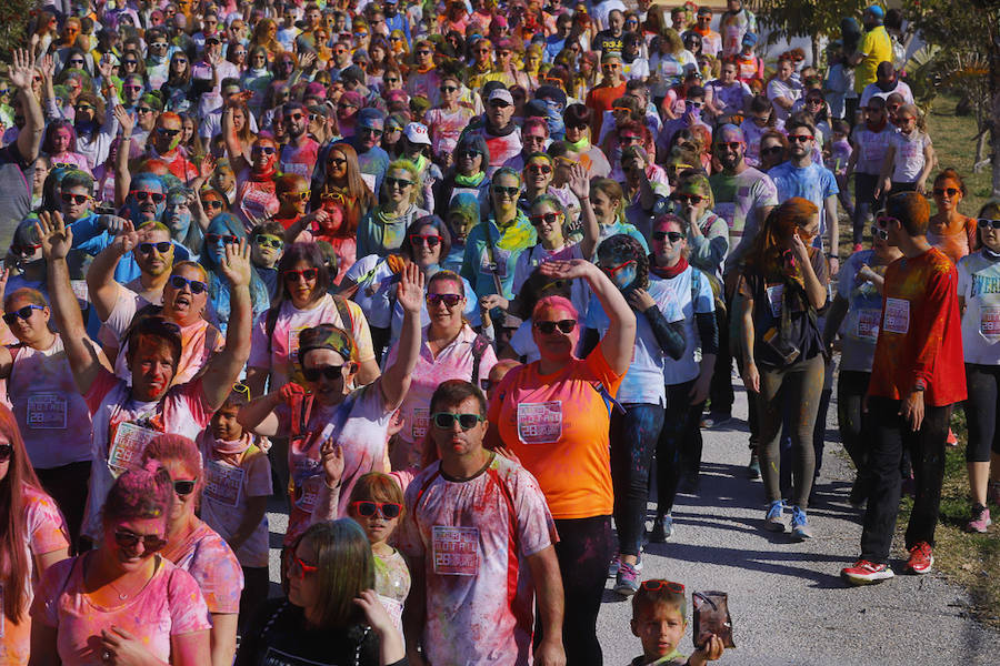 Han sido muchas las familias con niños que se han animado así a empezar el Día de Andalucía corriendo entre polvos de colores. En total, más de 4.000 personas