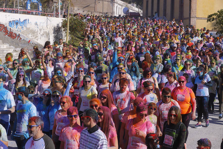 Han sido muchas las familias con niños que se han animado así a empezar el Día de Andalucía corriendo entre polvos de colores. En total, más de 4.000 personas